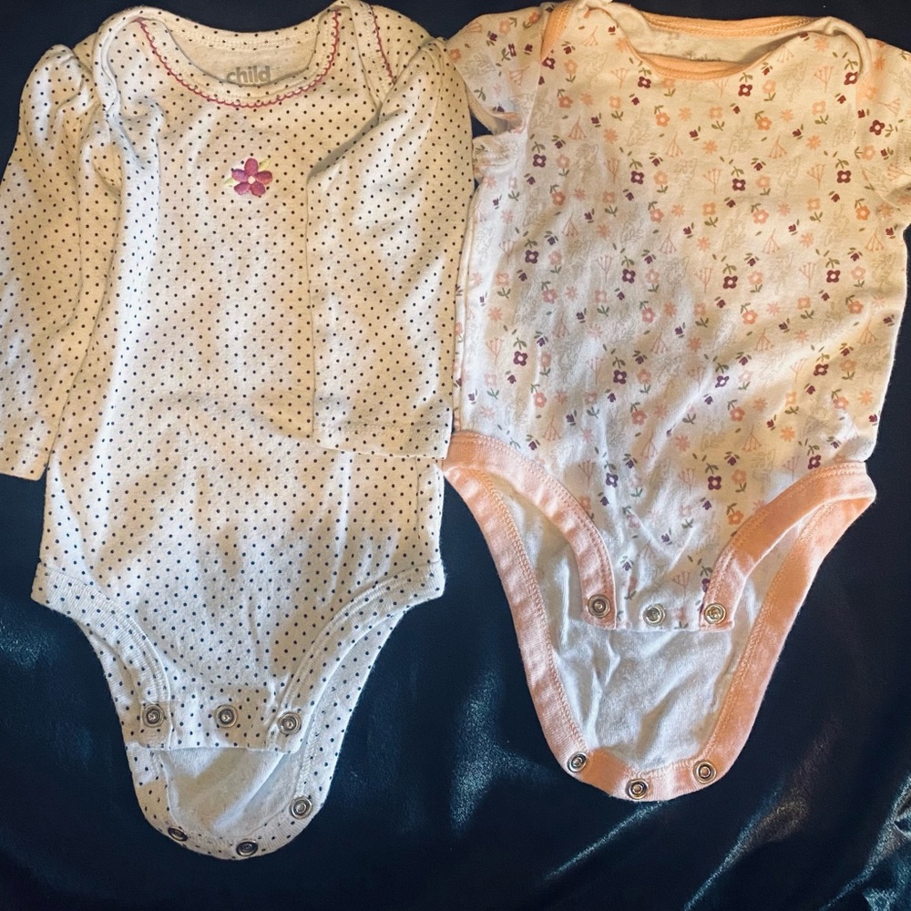 New born girls onesies/ Size 0-3 months. Like new/ very cozy/